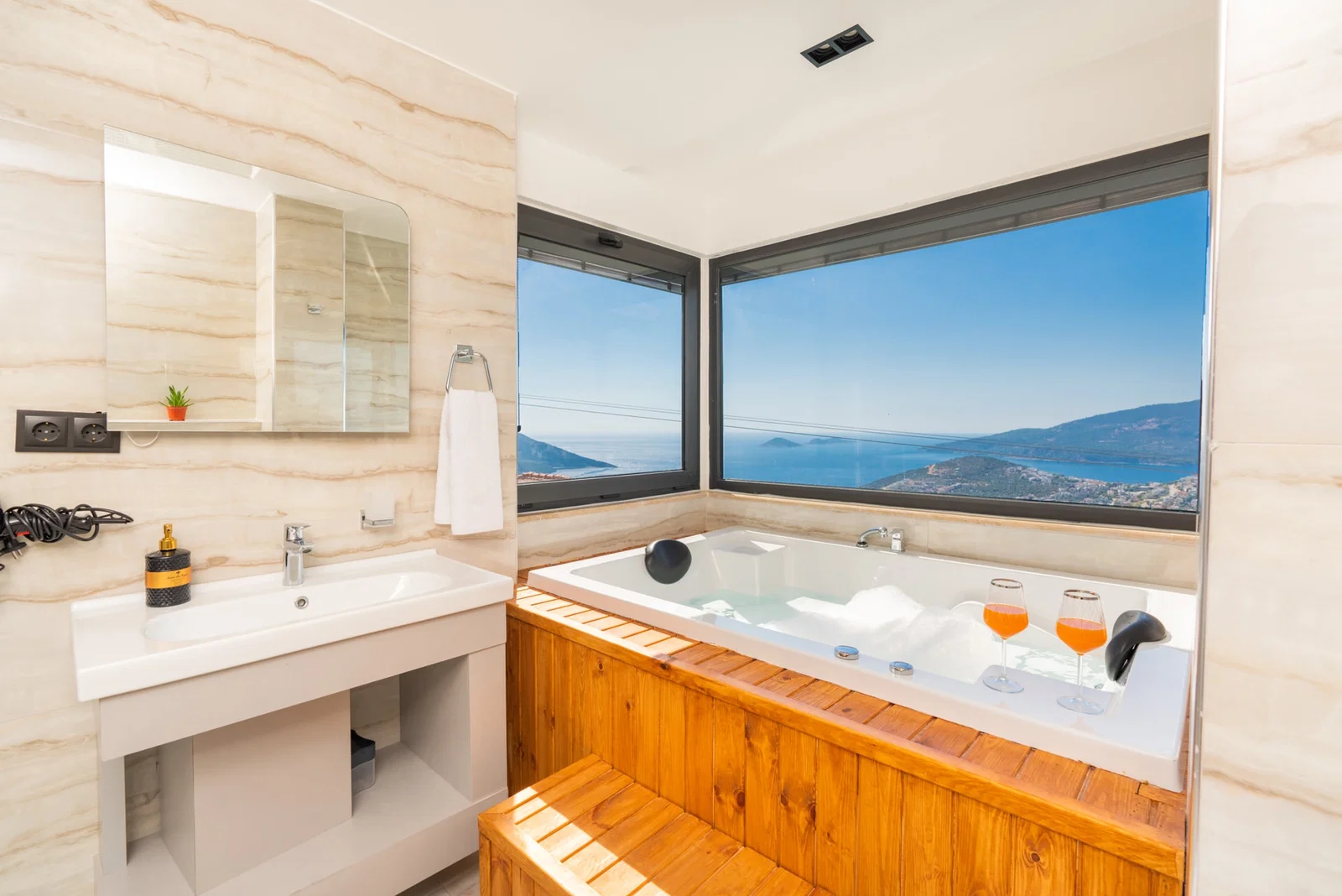 Kalkan’da Merkeze Yakın, Özel Havuzlu, Jakuzili, Kiralık Villa