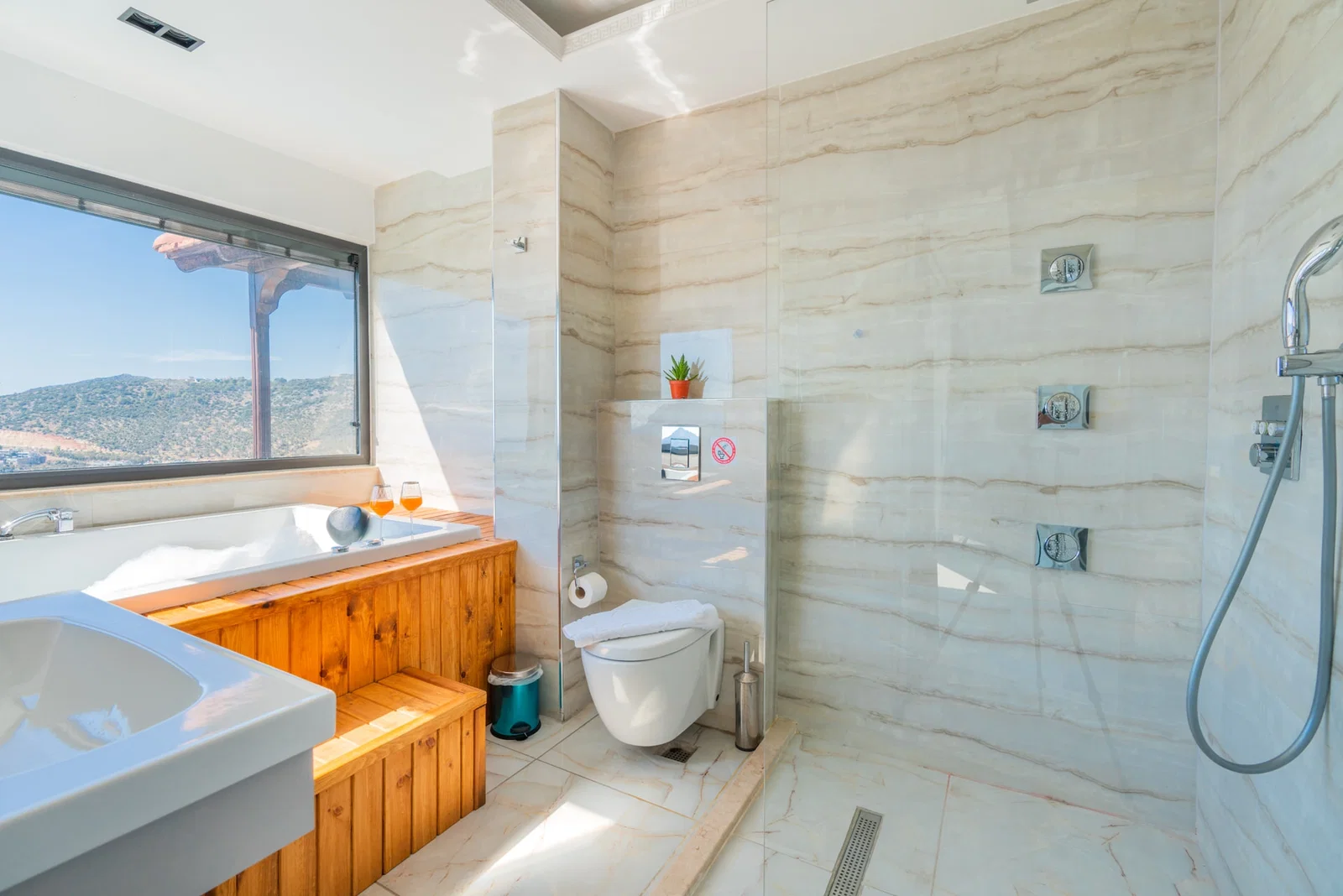 Kalkan’da Merkeze Yakın, Özel Havuzlu, Jakuzili, Kiralık Villa