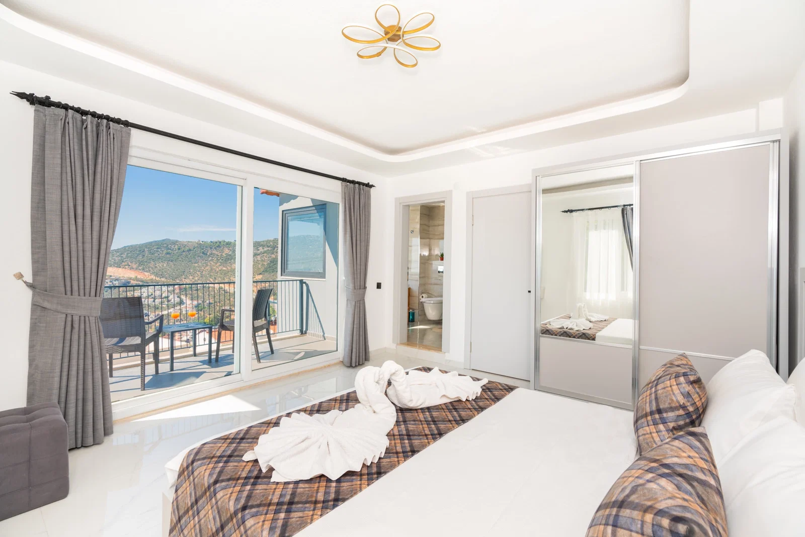 Kalkan’da Merkeze Yakın, Özel Havuzlu, Jakuzili, Kiralık Villa