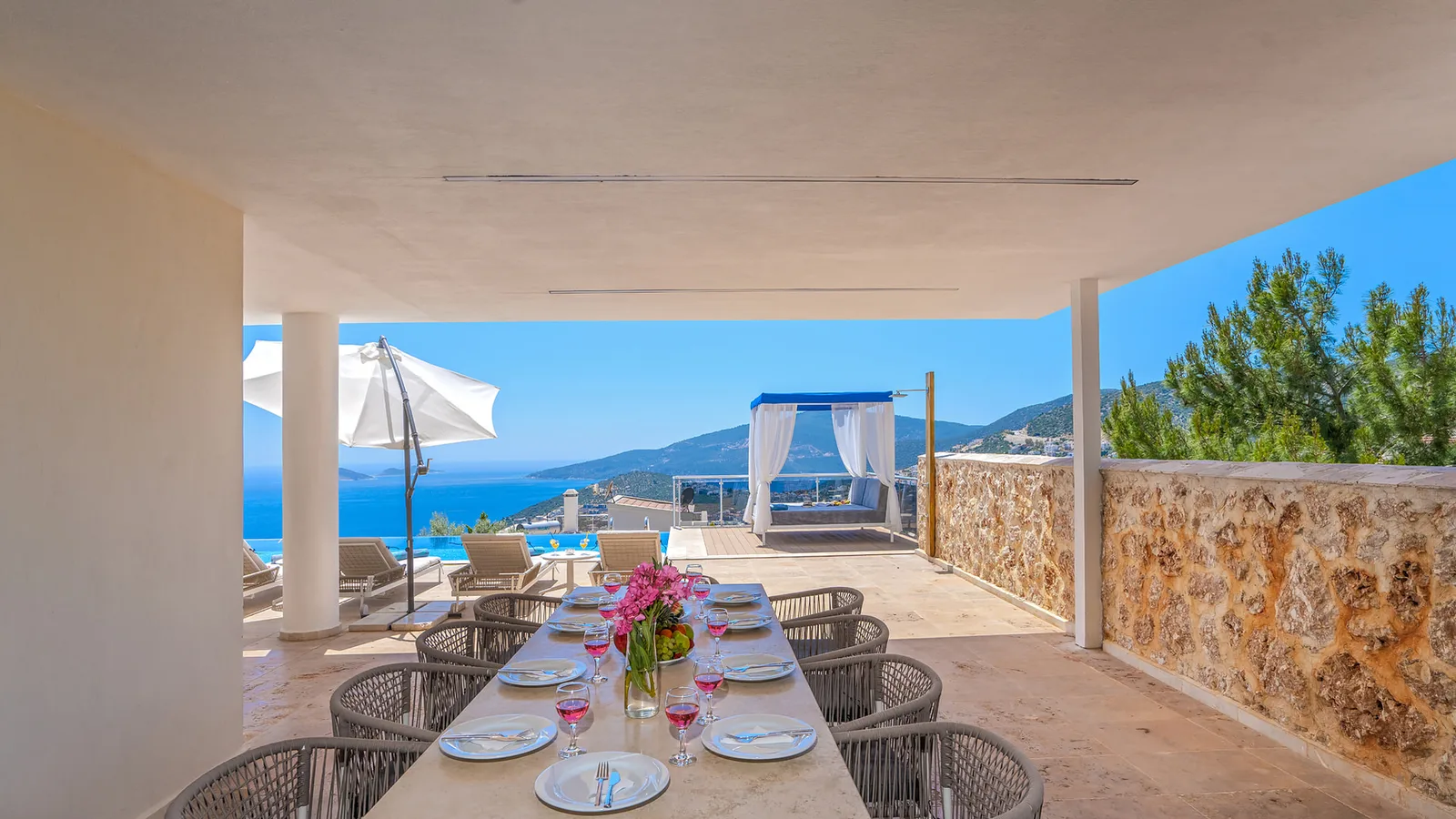 Kalkan’da Deniz Manzaralı, Isıtmalı Havuzlu, 10 Kişilik, Kiralık Villa