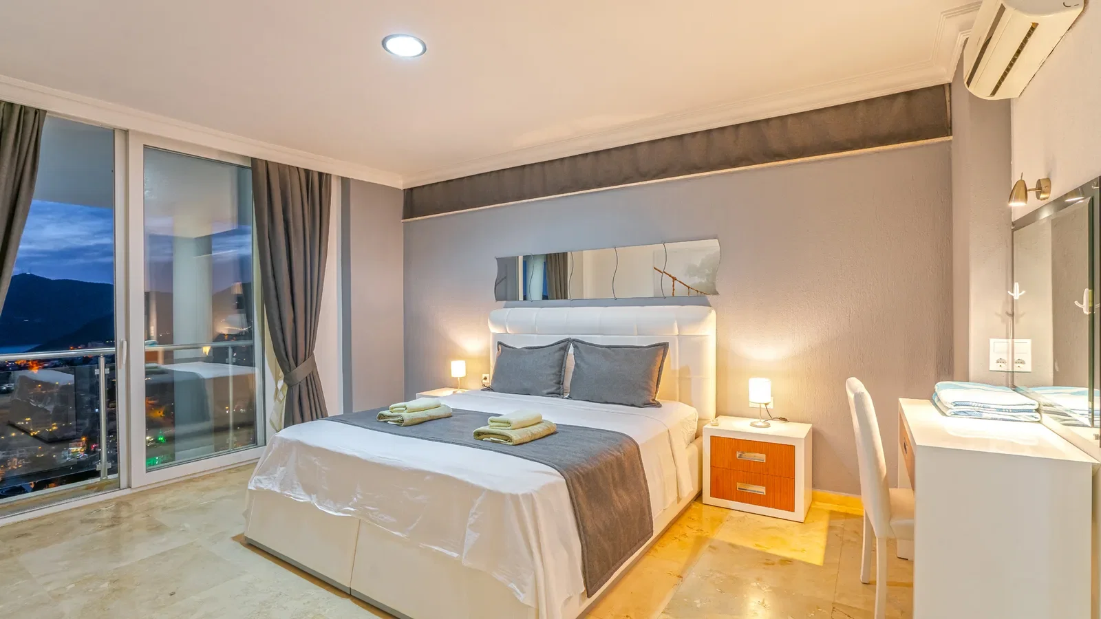 Kalkan’da Deniz Manzaralı, Isıtmalı Havuzlu, 10 Kişilik, Kiralık Villa