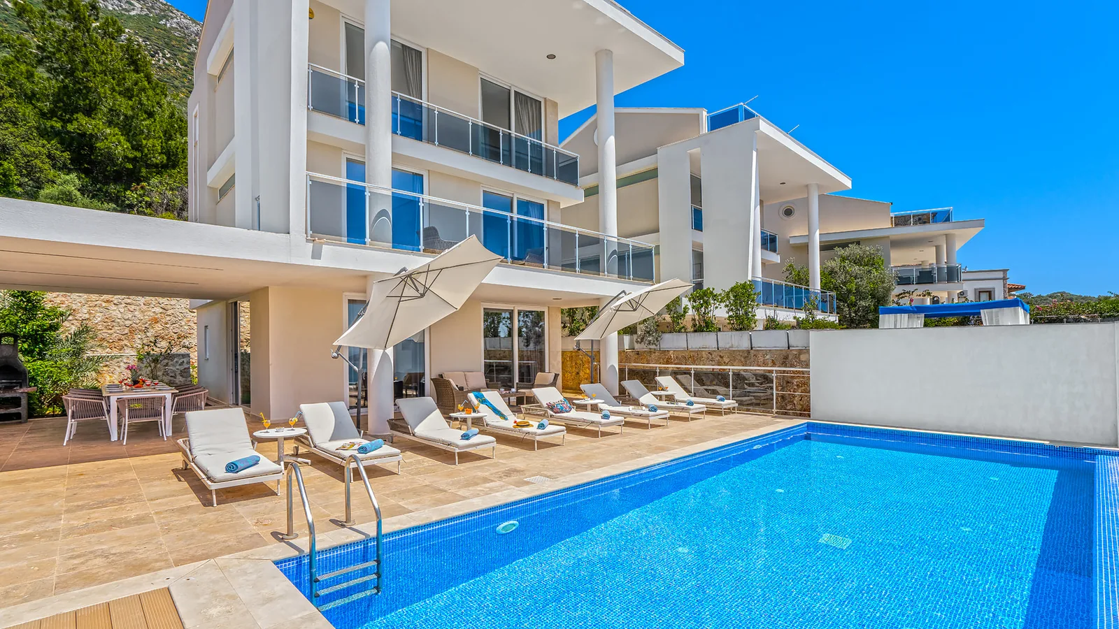 Kalkan’da Deniz Manzaralı, Isıtmalı Havuzlu, 10 Kişilik, Kiralık Villa
