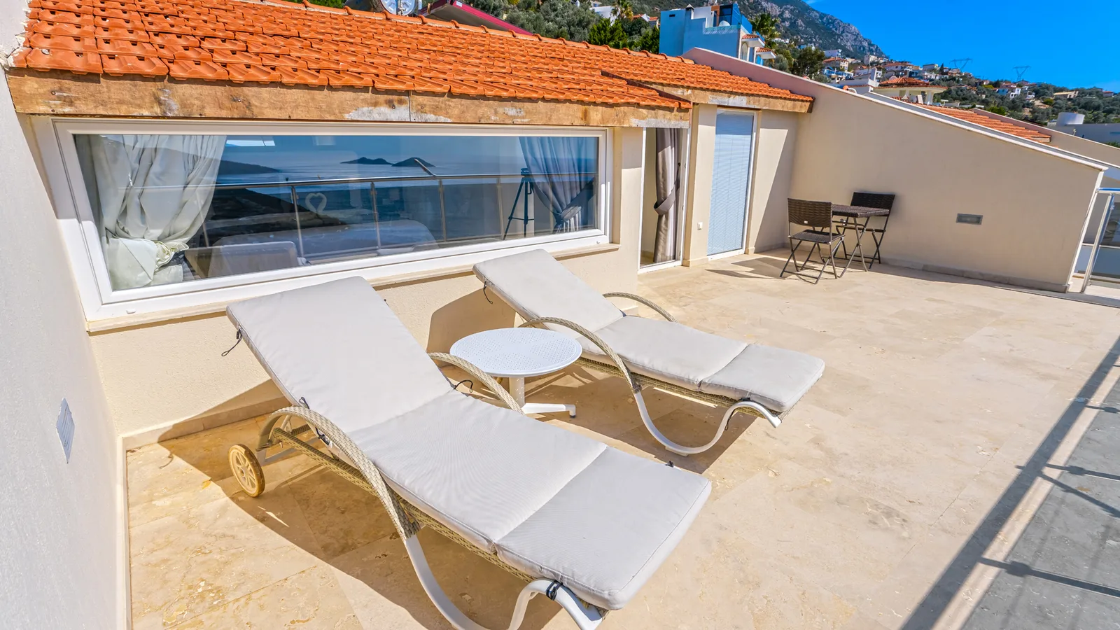 Kalkan’da Deniz Manzaralı, Isıtmalı Havuzlu, 10 Kişilik, Kiralık Villa
