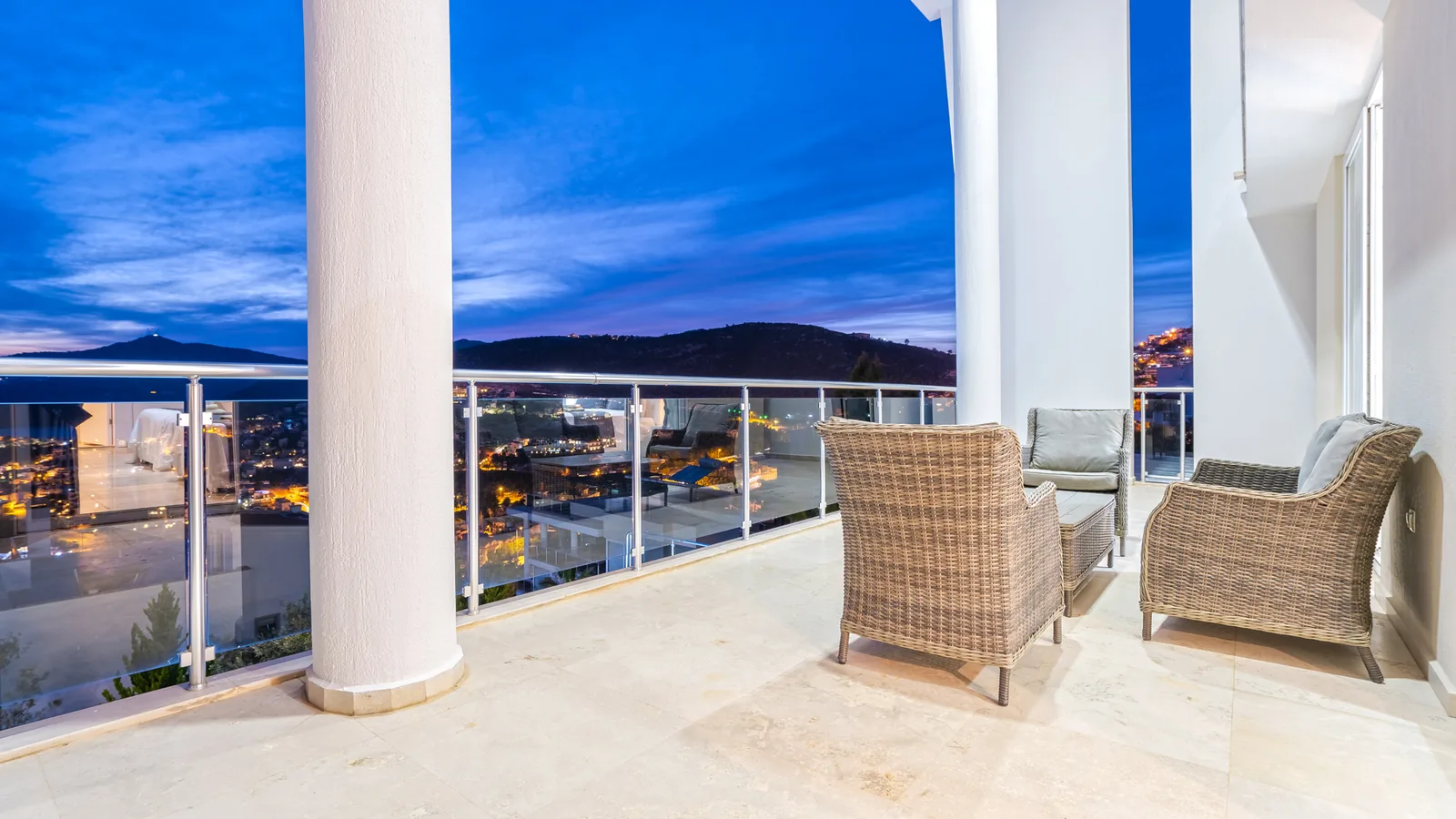 Kalkan’da Deniz Manzaralı, Isıtmalı Havuzlu, 10 Kişilik, Kiralık Villa