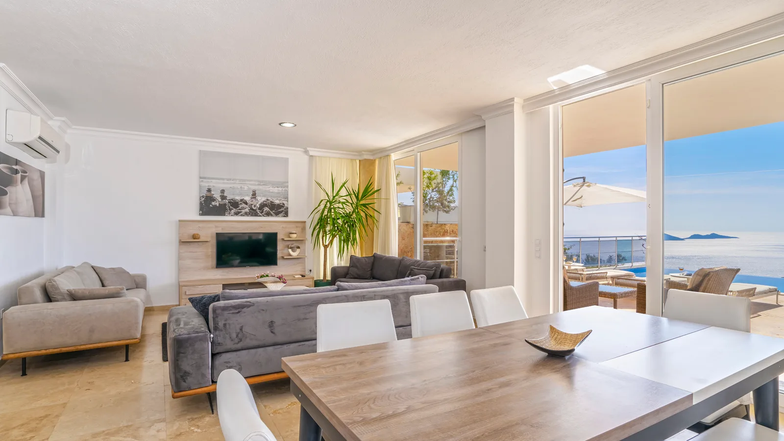 Kalkan’da Deniz Manzaralı, Isıtmalı Havuzlu, 10 Kişilik, Kiralık Villa