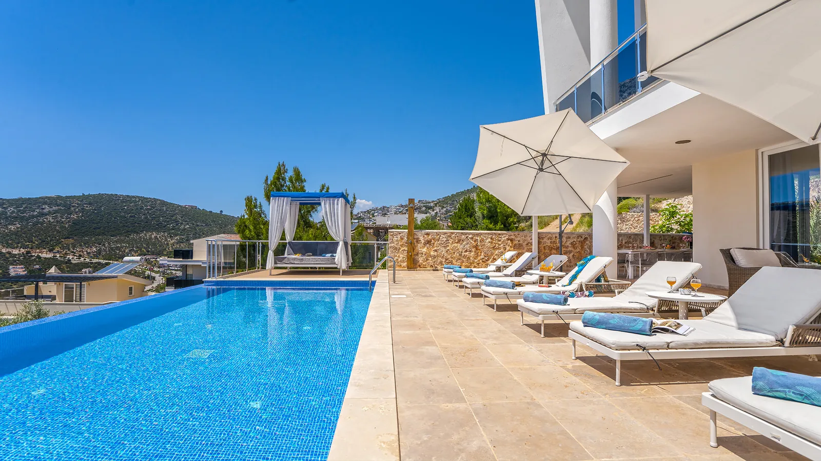 Kalkan’da Deniz Manzaralı, Isıtmalı Havuzlu, 10 Kişilik, Kiralık Villa