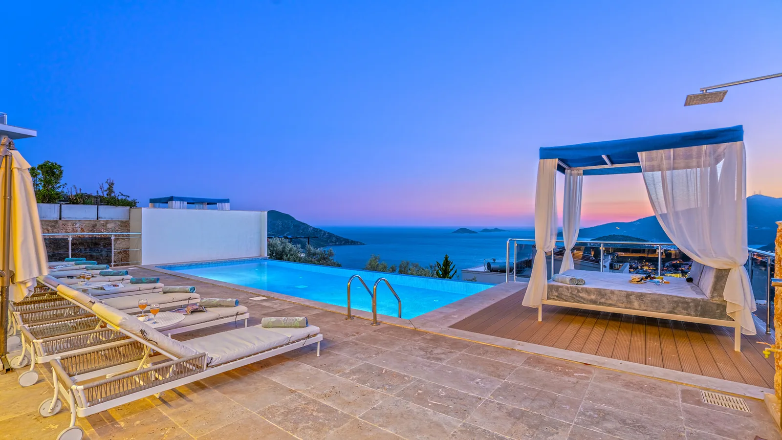 Kalkan’da Deniz Manzaralı, Isıtmalı Havuzlu, 10 Kişilik, Kiralık Villa