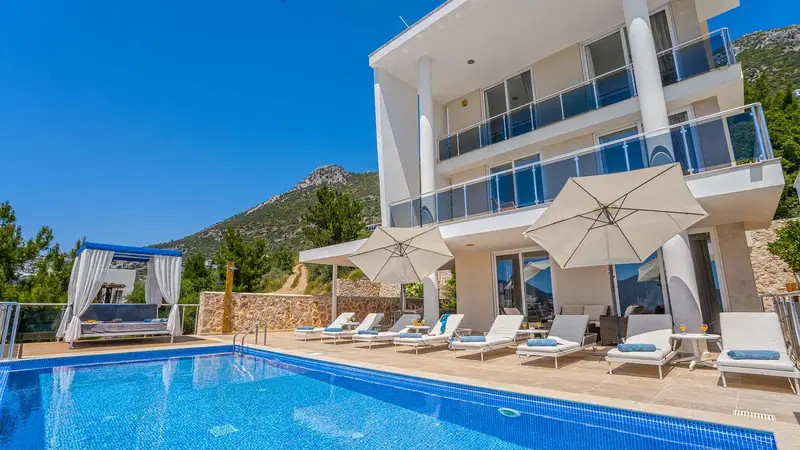 Kalkan’da ısıtmalı havuzlu kiralık villa