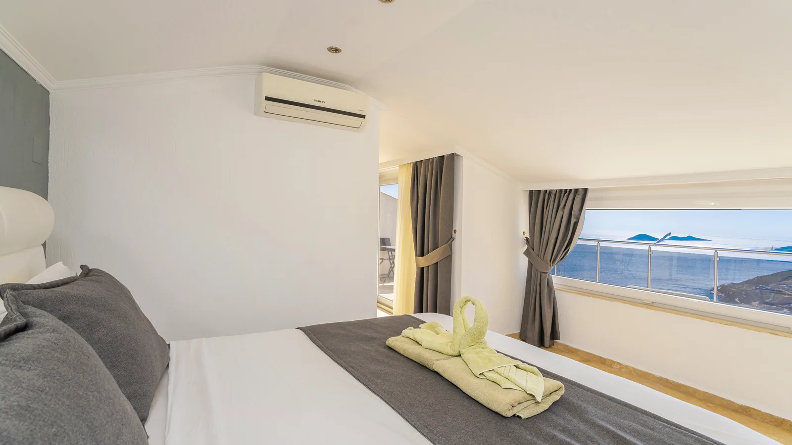 Kalkan’da Deniz Manzaralı, Isıtmalı Havuzlu, 10 Kişilik, Kiralık Villa