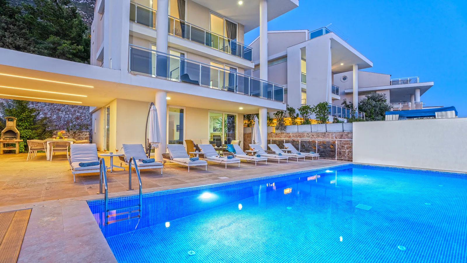 Kalkan’da Deniz Manzaralı, Isıtmalı Havuzlu, 10 Kişilik, Kiralık Villa