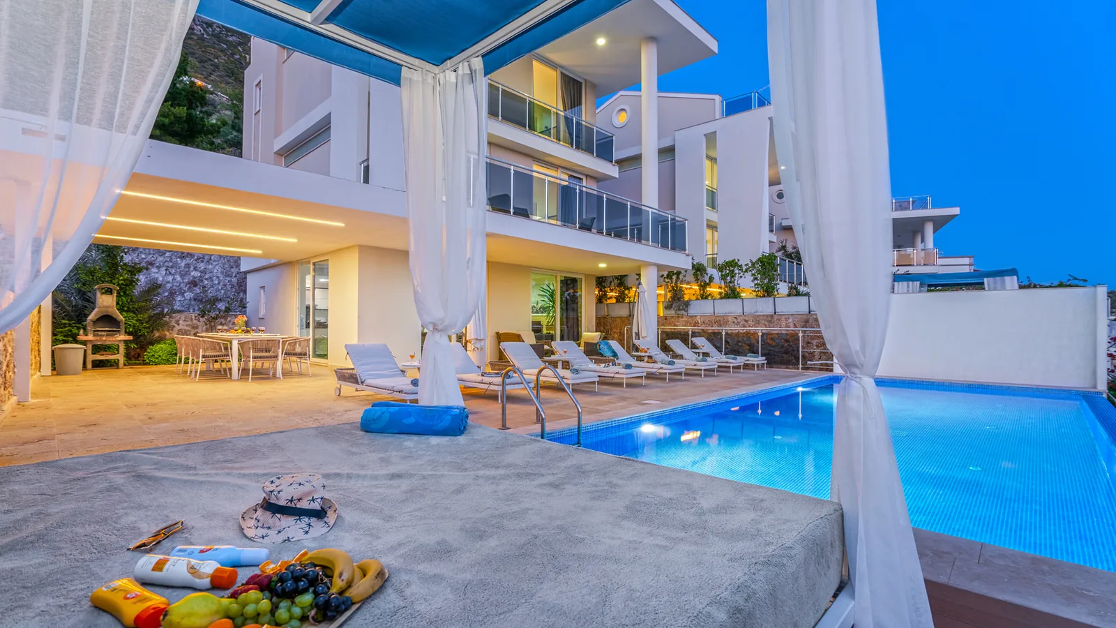 Kalkan’da Deniz Manzaralı, Isıtmalı Havuzlu, 10 Kişilik, Kiralık Villa