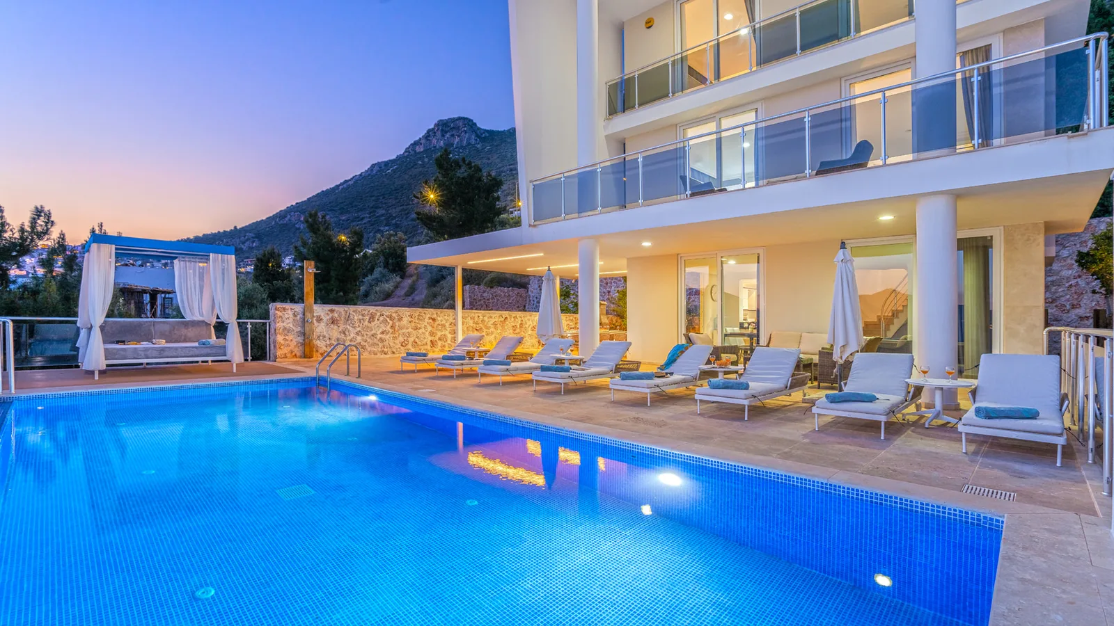 Kalkan’da Deniz Manzaralı, Isıtmalı Havuzlu, 10 Kişilik, Kiralık Villa