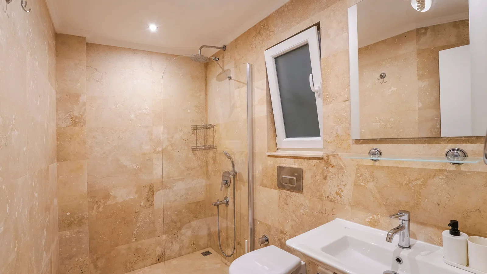 Kalkan’da Deniz Manzaralı, Isıtmalı Havuzlu, 10 Kişilik, Kiralık Villa