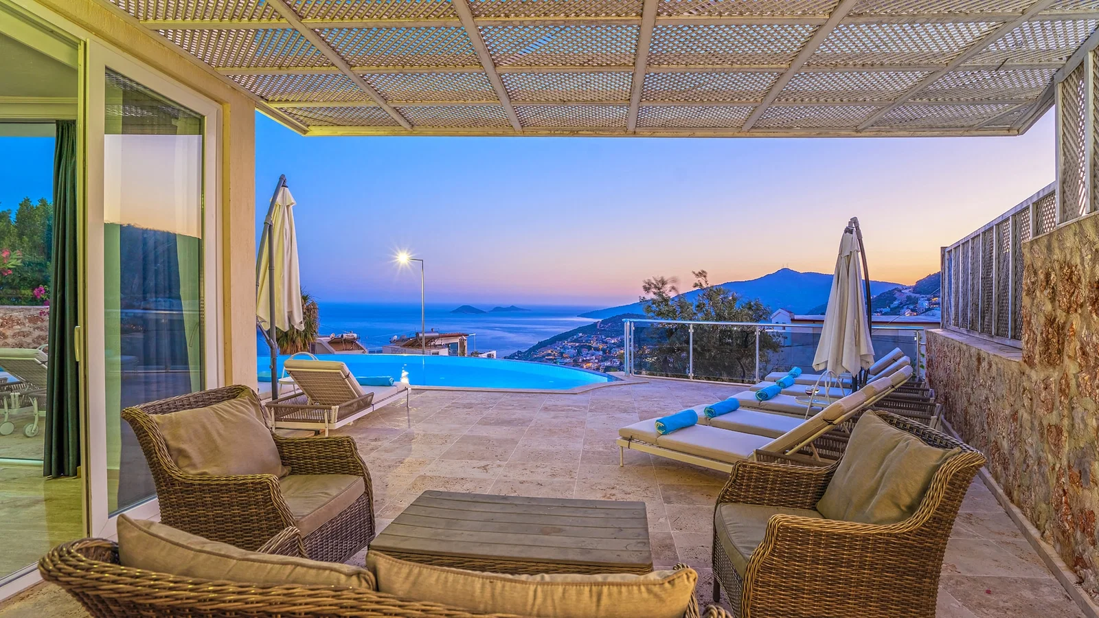 Kalkan’da Deniz Manzaralı, Isıtmalı Havuzlu, 14 Kişilik, Kiralık Villa