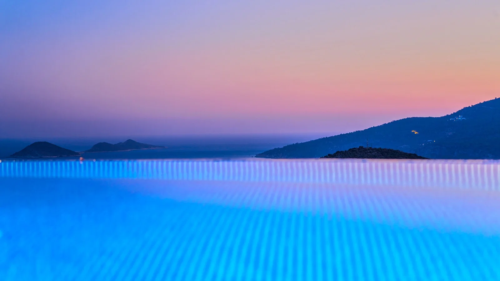 Kalkan’da Deniz Manzaralı, Isıtmalı Havuzlu, 14 Kişilik, Kiralık Villa