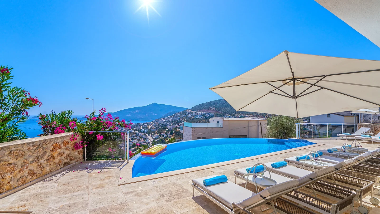 Kalkan’da Deniz Manzaralı, Isıtmalı Havuzlu, 14 Kişilik, Kiralık Villa