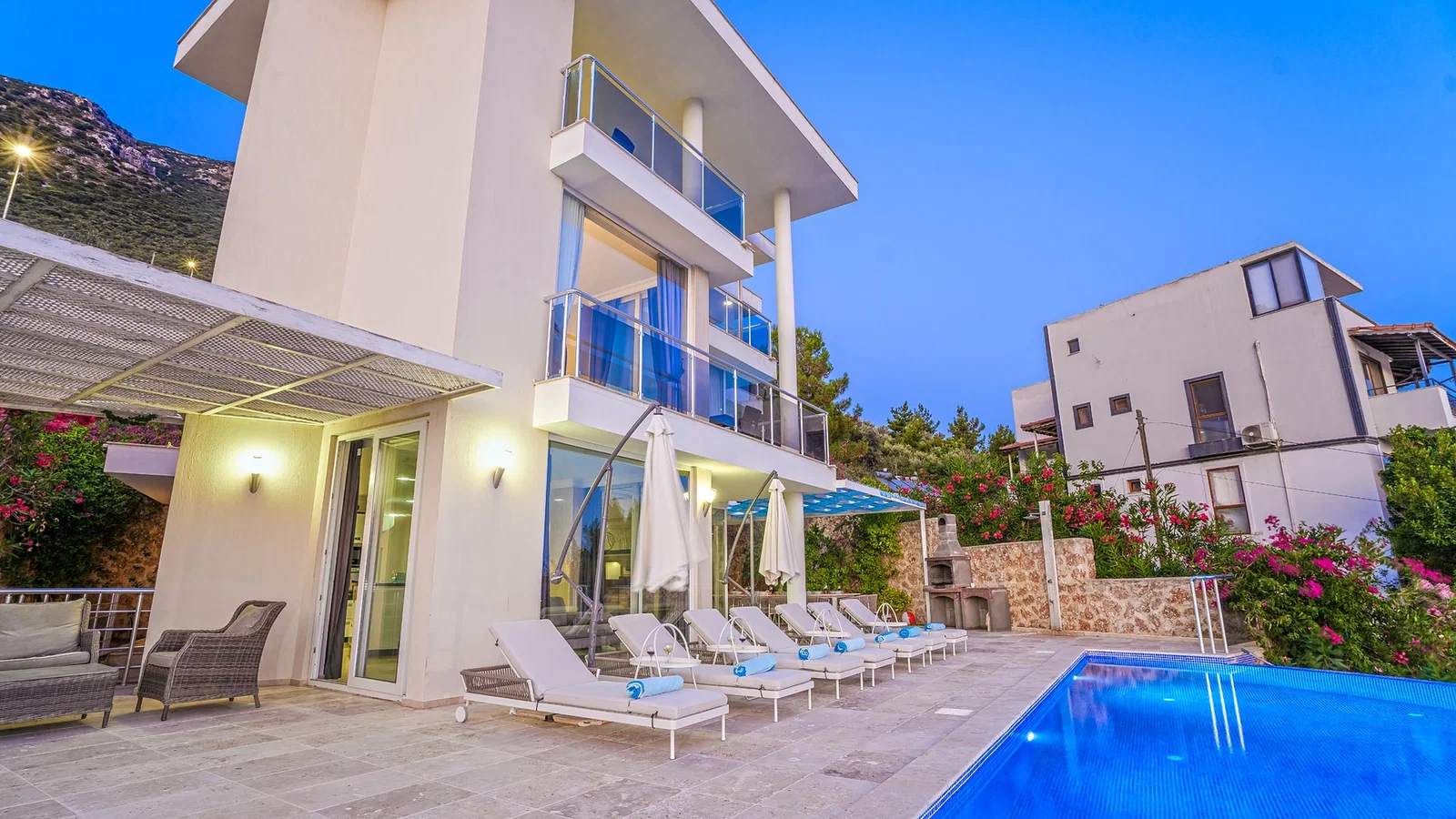Kalkan’da Deniz Manzaralı, Isıtmalı Havuzlu, 14 Kişilik, Kiralık Villa