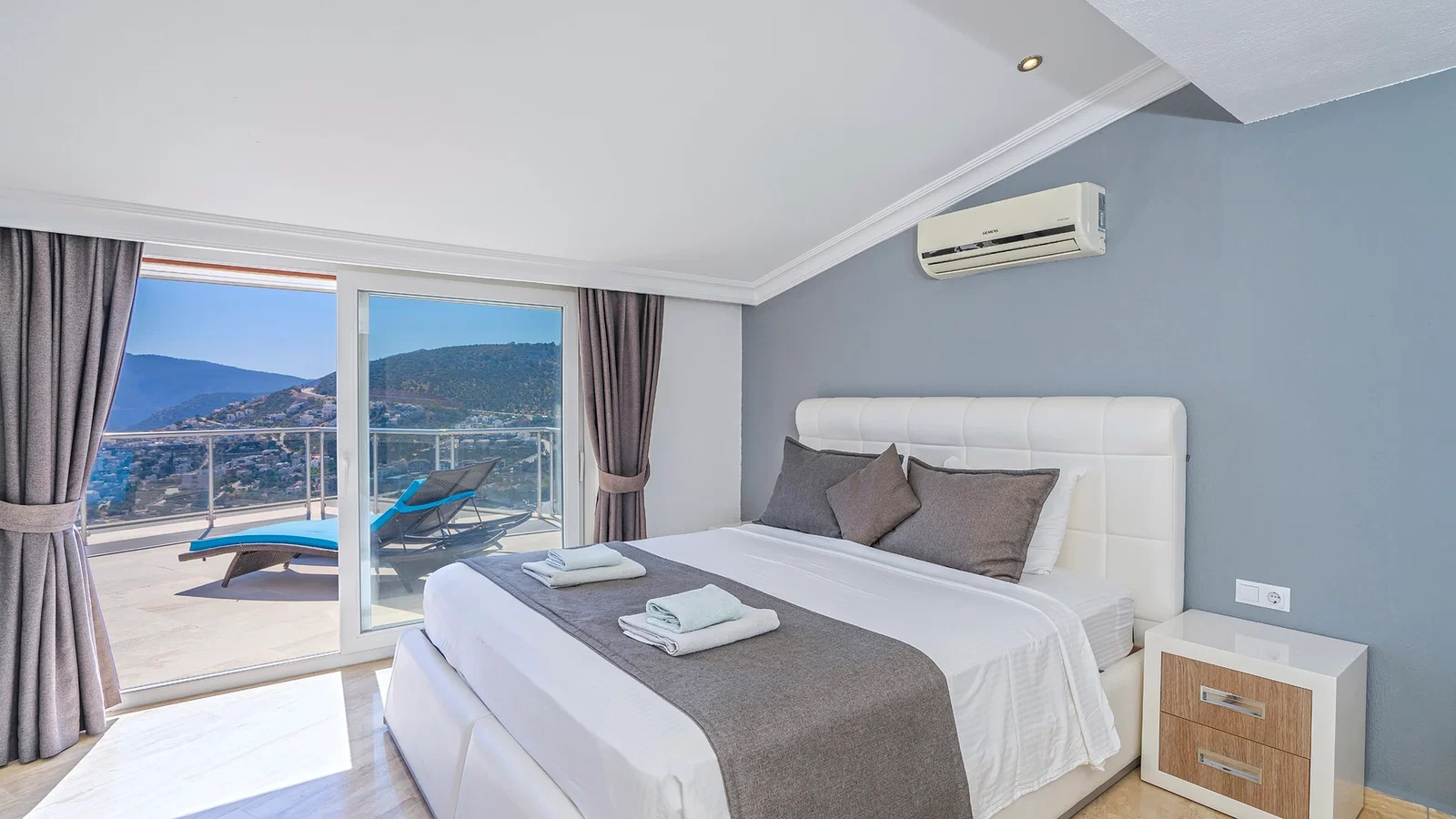 Kalkan’da Deniz Manzaralı, Isıtmalı Havuzlu, 14 Kişilik, Kiralık Villa