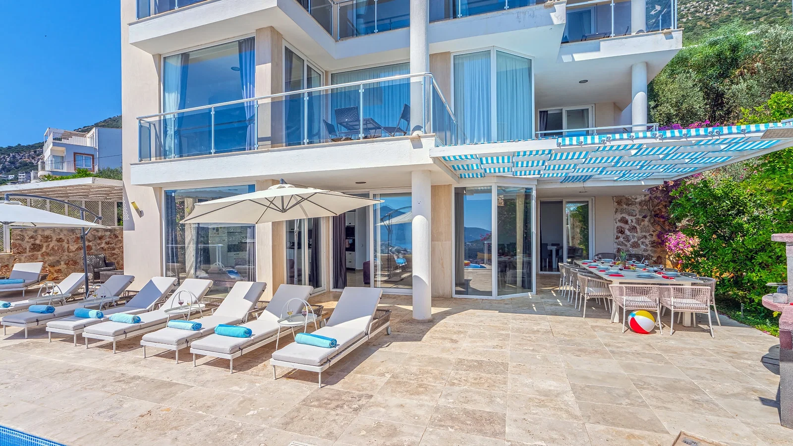 Kalkan’da Deniz Manzaralı, Isıtmalı Havuzlu, 14 Kişilik, Kiralık Villa