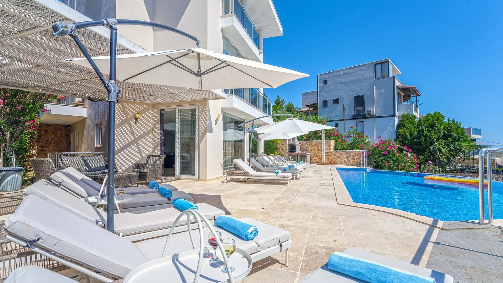 Kalkan’da Deniz Manzaralı, Isıtmalı Havuzlu, 14 Kişilik, Kiralık Villa