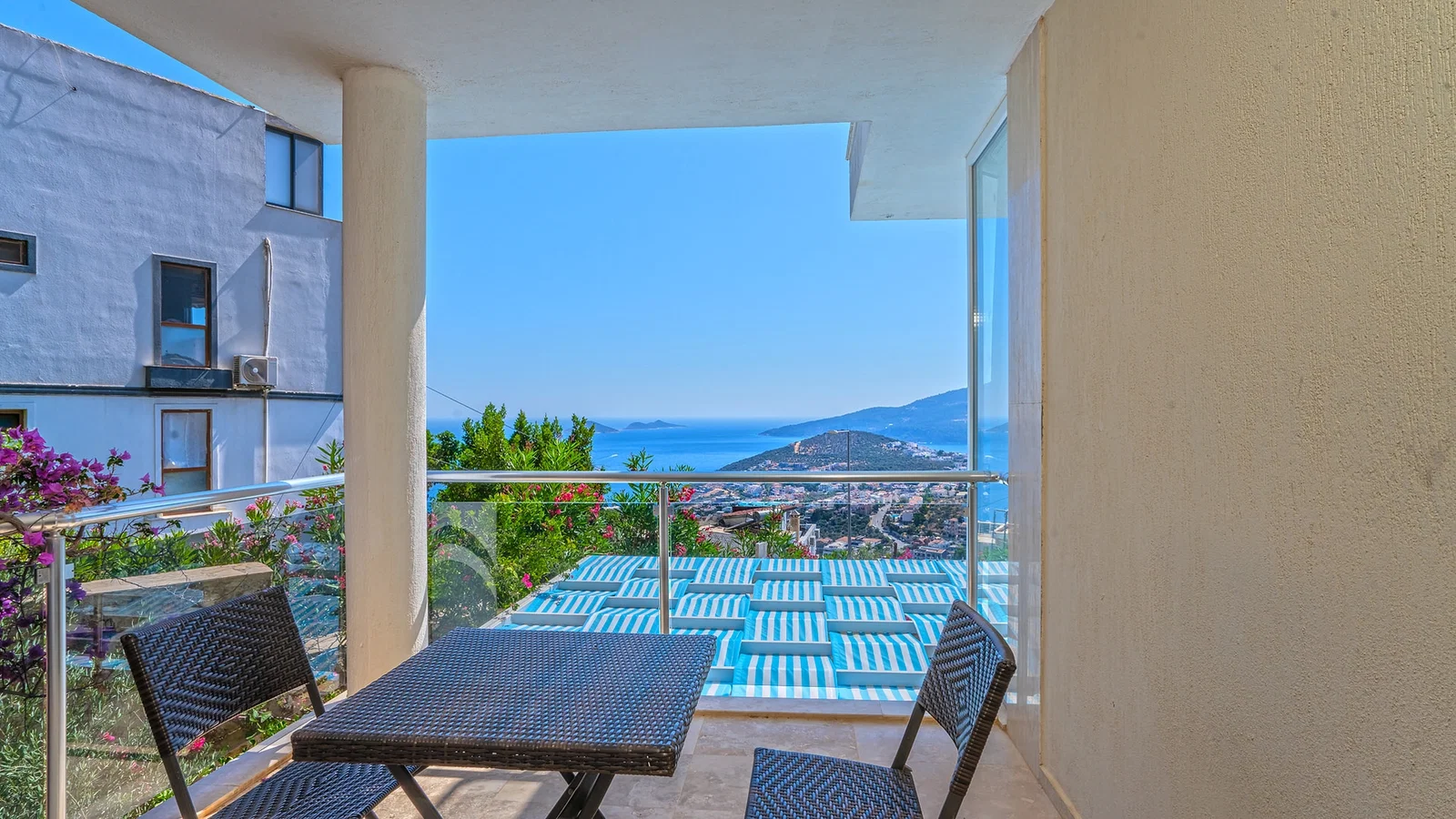 Kalkan’da Deniz Manzaralı, Isıtmalı Havuzlu, 14 Kişilik, Kiralık Villa