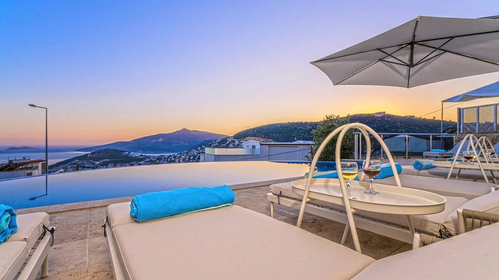 Kalkan’da Deniz Manzaralı, Isıtmalı Havuzlu, 14 Kişilik, Kiralık Villa
