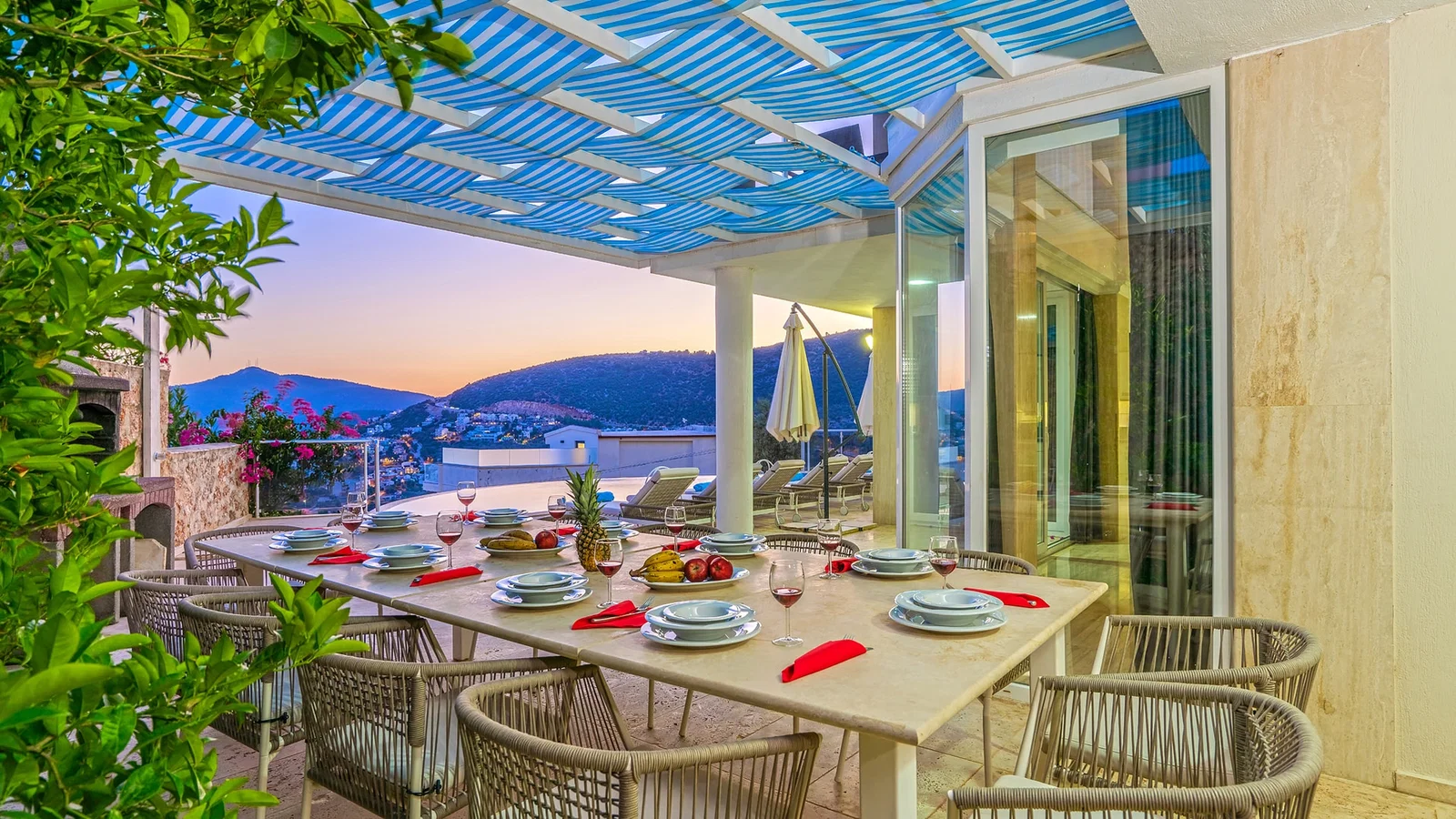 Kalkan’da Deniz Manzaralı, Isıtmalı Havuzlu, 14 Kişilik, Kiralık Villa