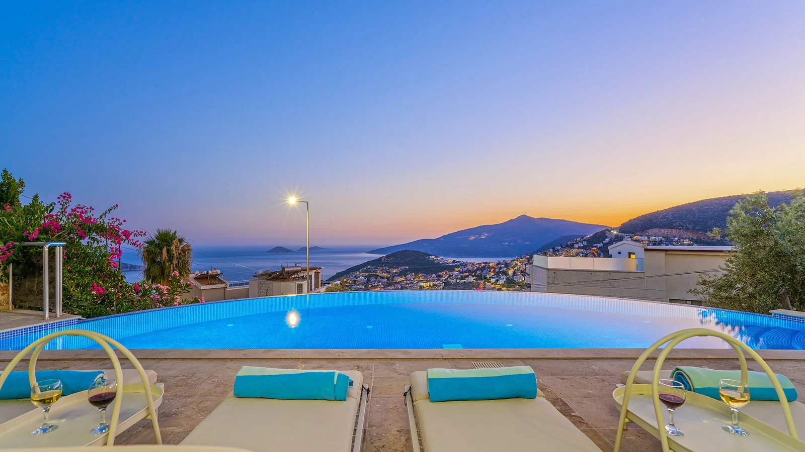 Kalkan’da Deniz Manzaralı, Isıtmalı Havuzlu, 14 Kişilik, Kiralık Villa