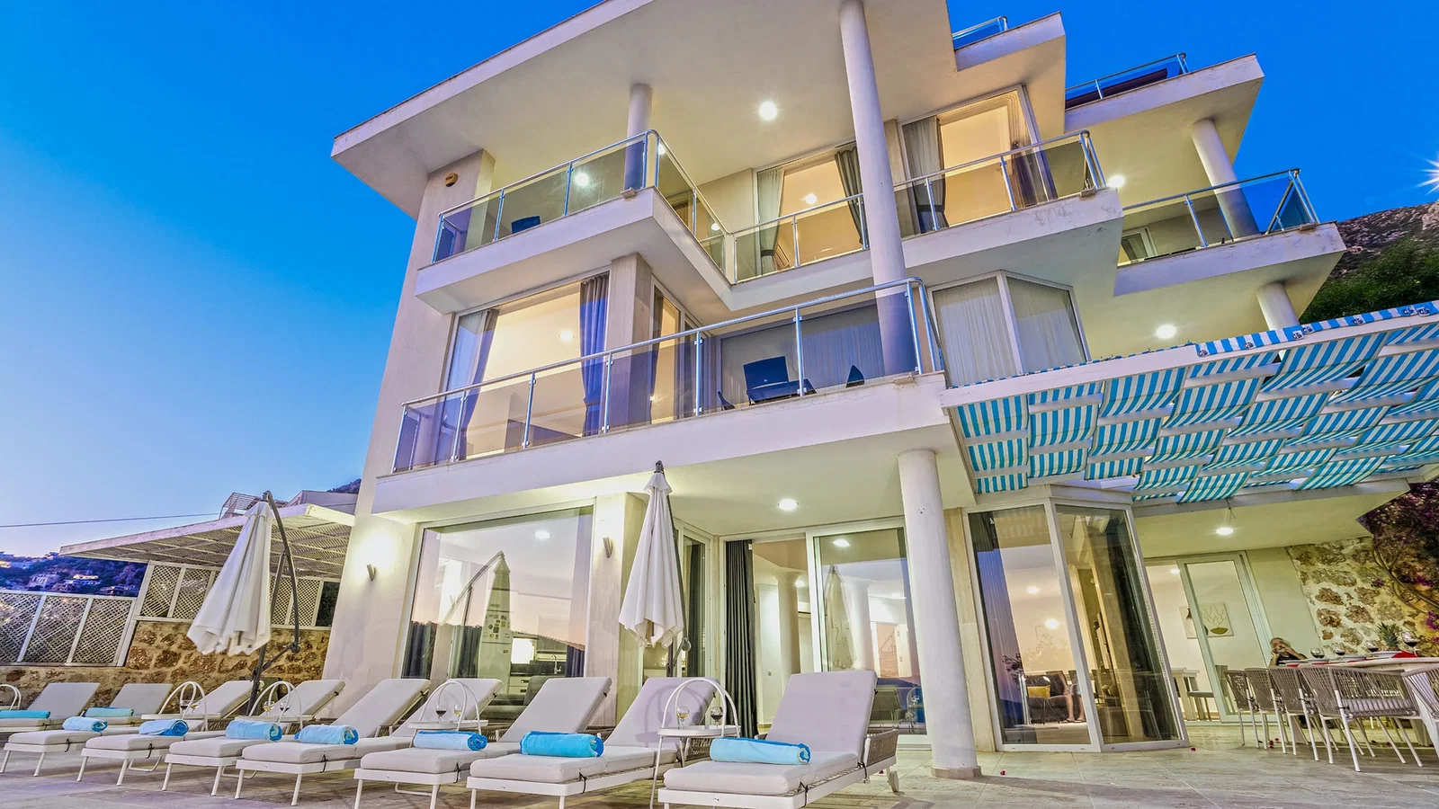 Kalkan’da Deniz Manzaralı, Isıtmalı Havuzlu, 14 Kişilik, Kiralık Villa