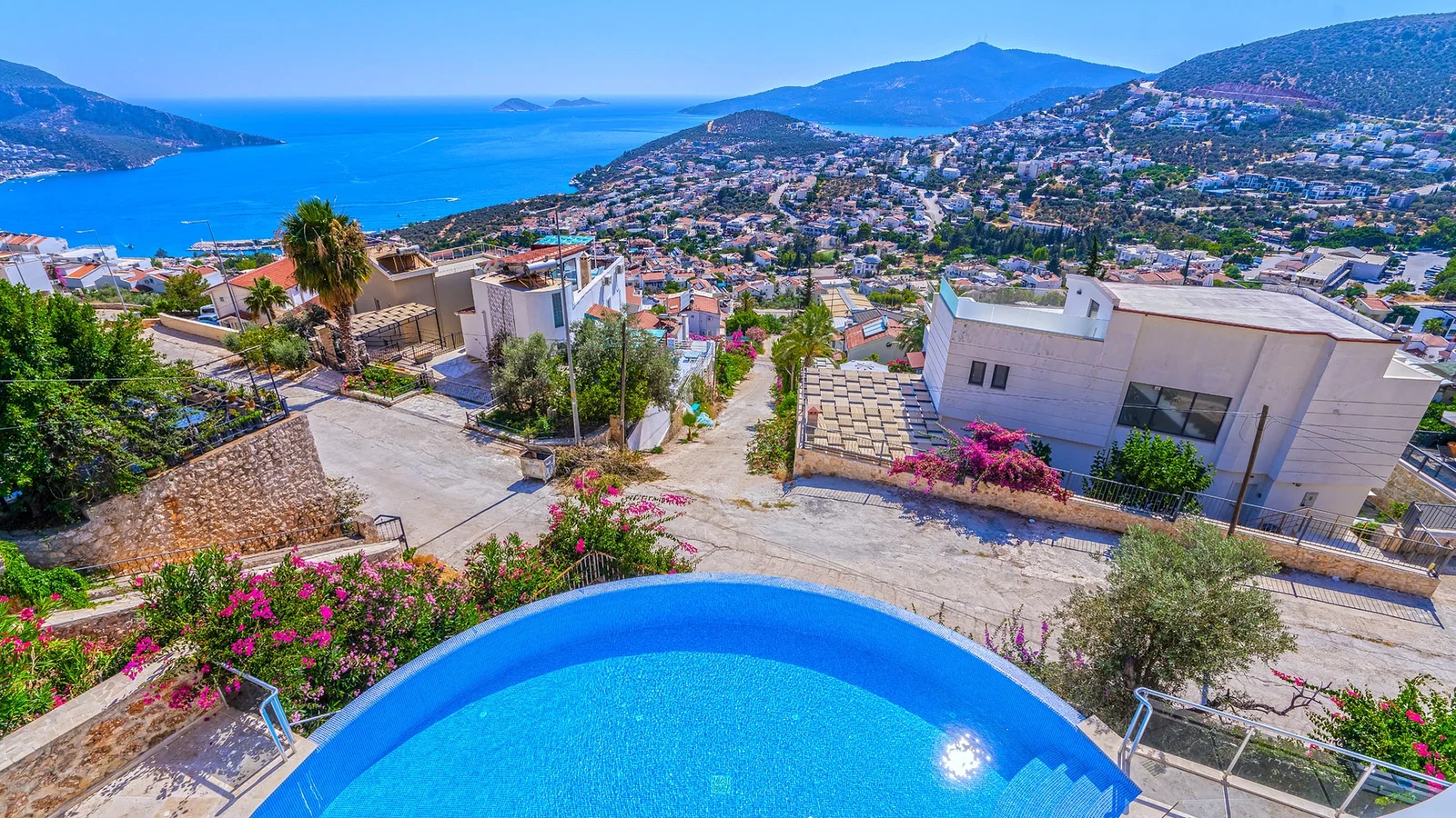 Kalkan’da Deniz Manzaralı, Isıtmalı Havuzlu, 14 Kişilik, Kiralık Villa