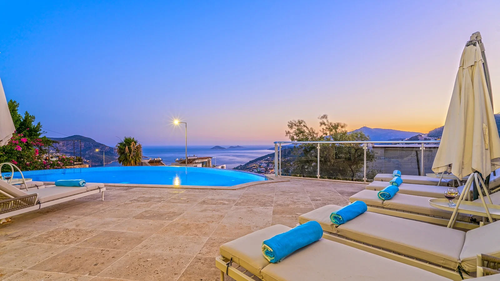 Kalkan’da Deniz Manzaralı, Isıtmalı Havuzlu, 14 Kişilik, Kiralık Villa