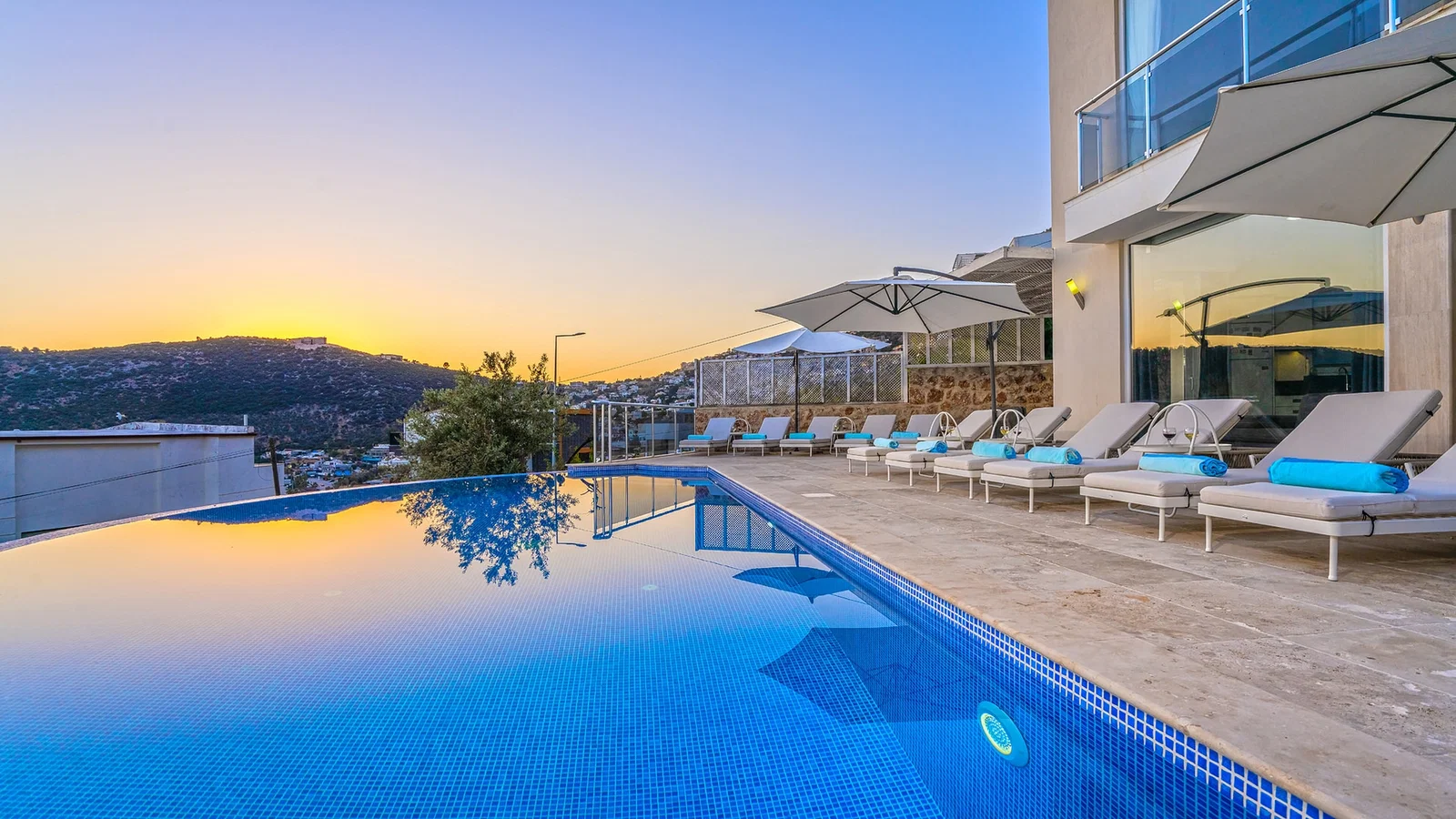 Kalkan’da Deniz Manzaralı, Isıtmalı Havuzlu, 14 Kişilik, Kiralık Villa