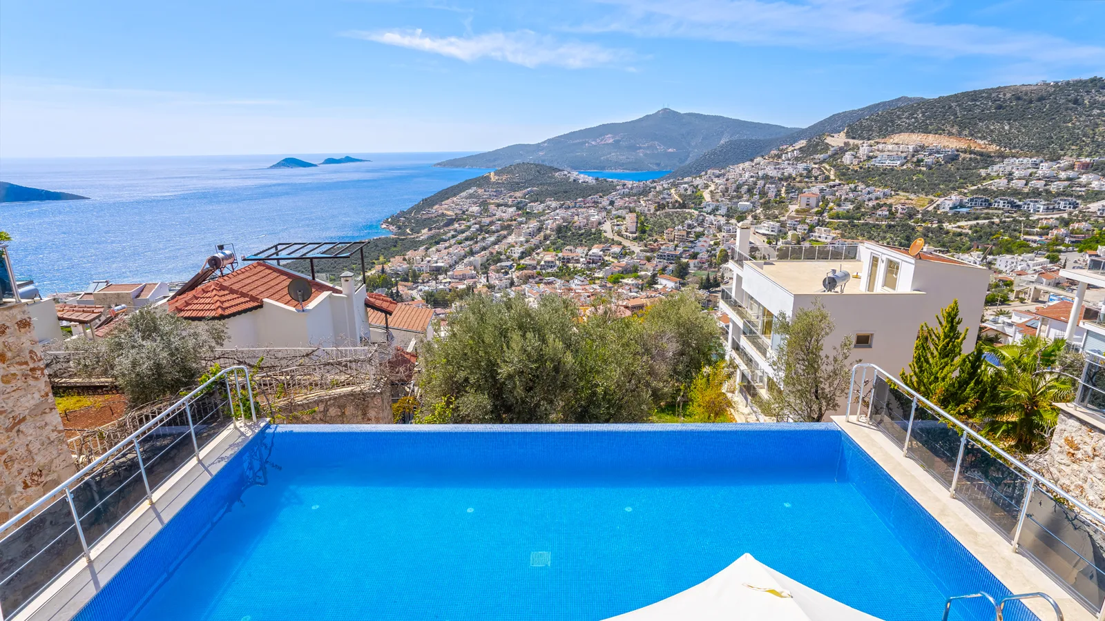 Kalkan’da Deniz Manzaralı, Özel Havuzlu, 5 Yatak Odalı, Lüks Villa