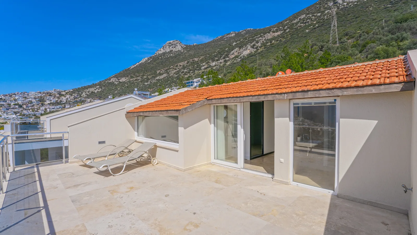 Kalkan’da Deniz Manzaralı, Özel Havuzlu, 5 Yatak Odalı, Lüks Villa
