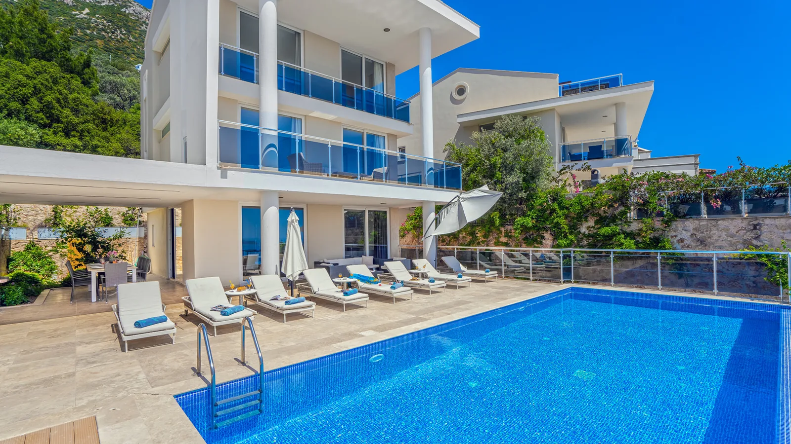 Kalkan’da Deniz Manzaralı, Özel Havuzlu, 5 Yatak Odalı, Lüks Villa