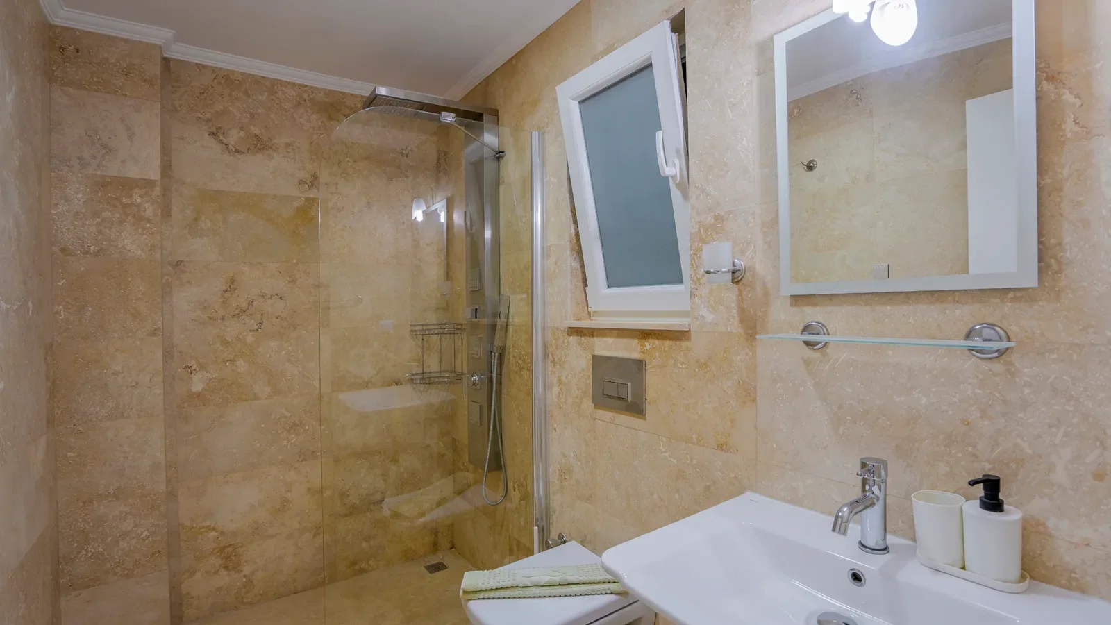 Kalkan’da Deniz Manzaralı, Özel Havuzlu, 5 Yatak Odalı, Lüks Villa