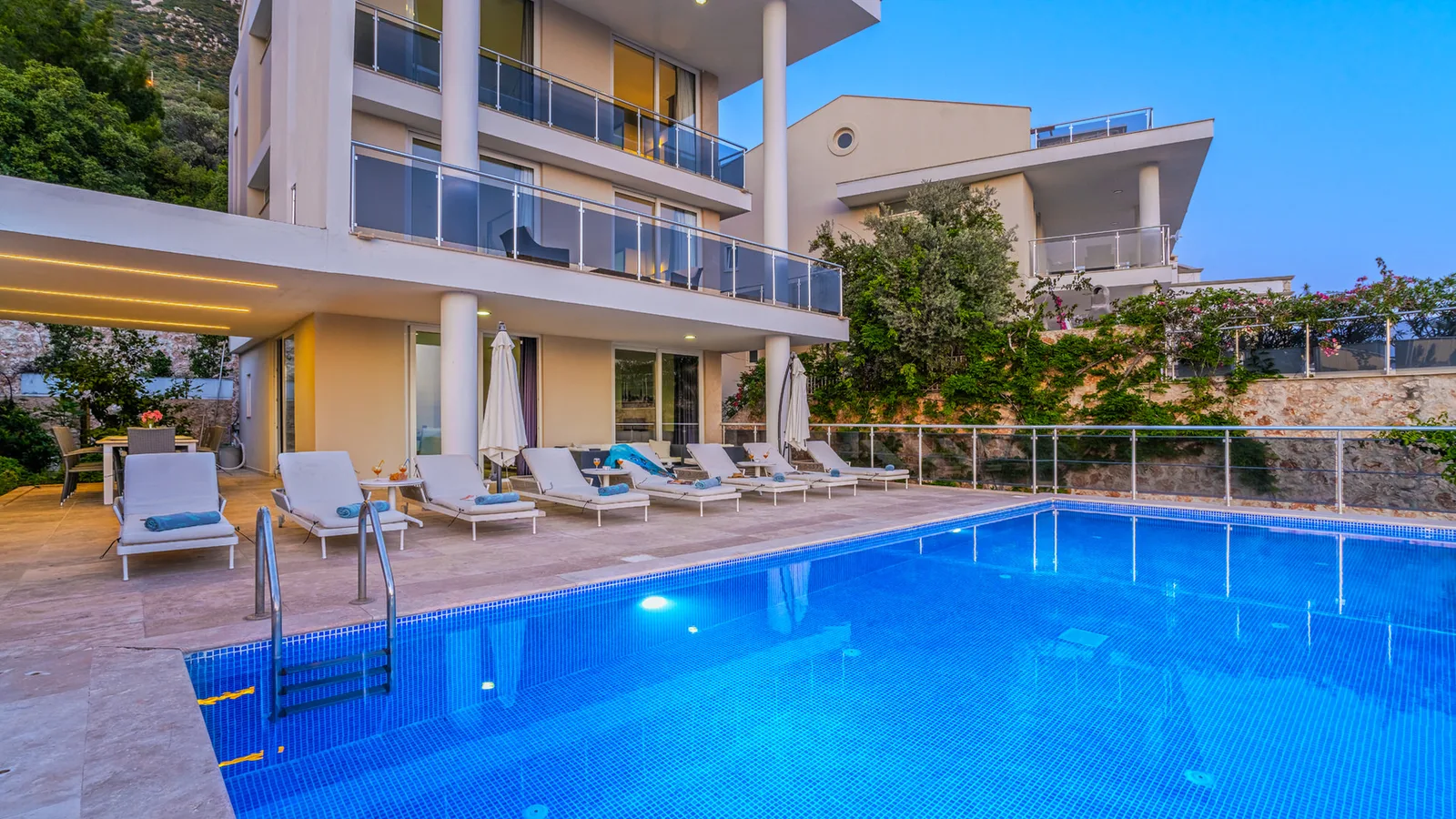 Kalkan’da Deniz Manzaralı, Özel Havuzlu, 5 Yatak Odalı, Lüks Villa