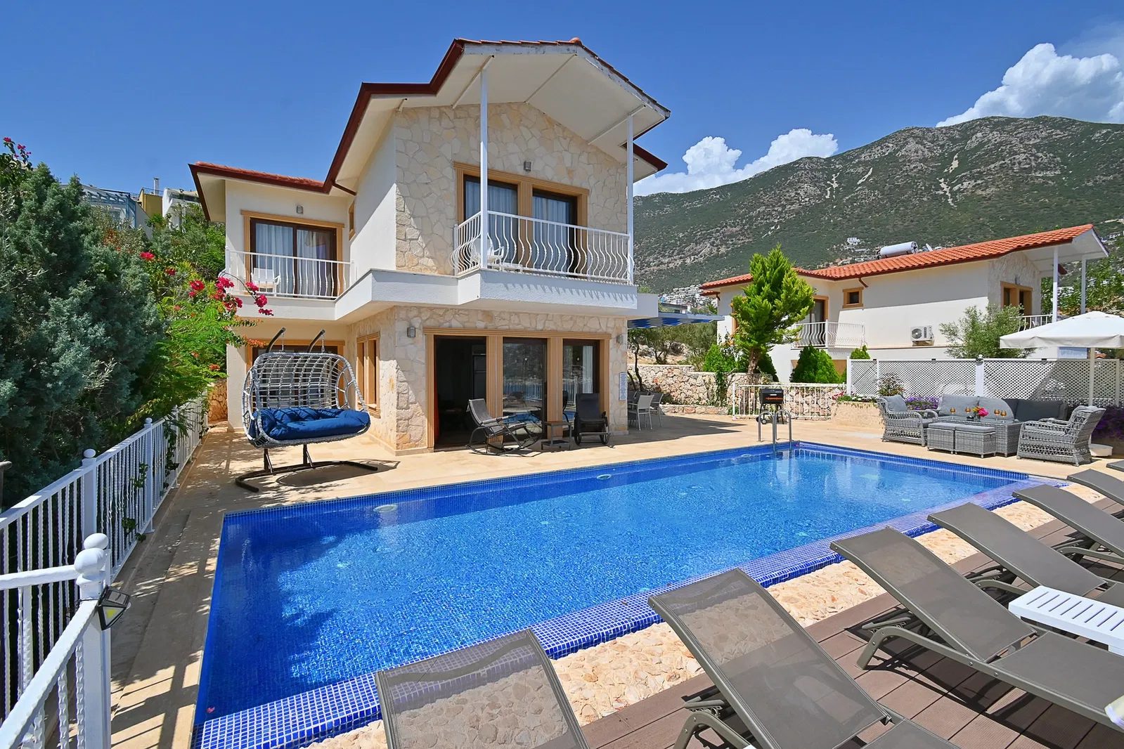 Kalkan’da deniz manzaralı kiralık villa