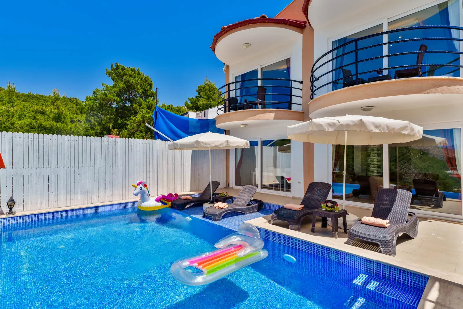 Kalkan’da korunaklı havuzlu kiralık villa