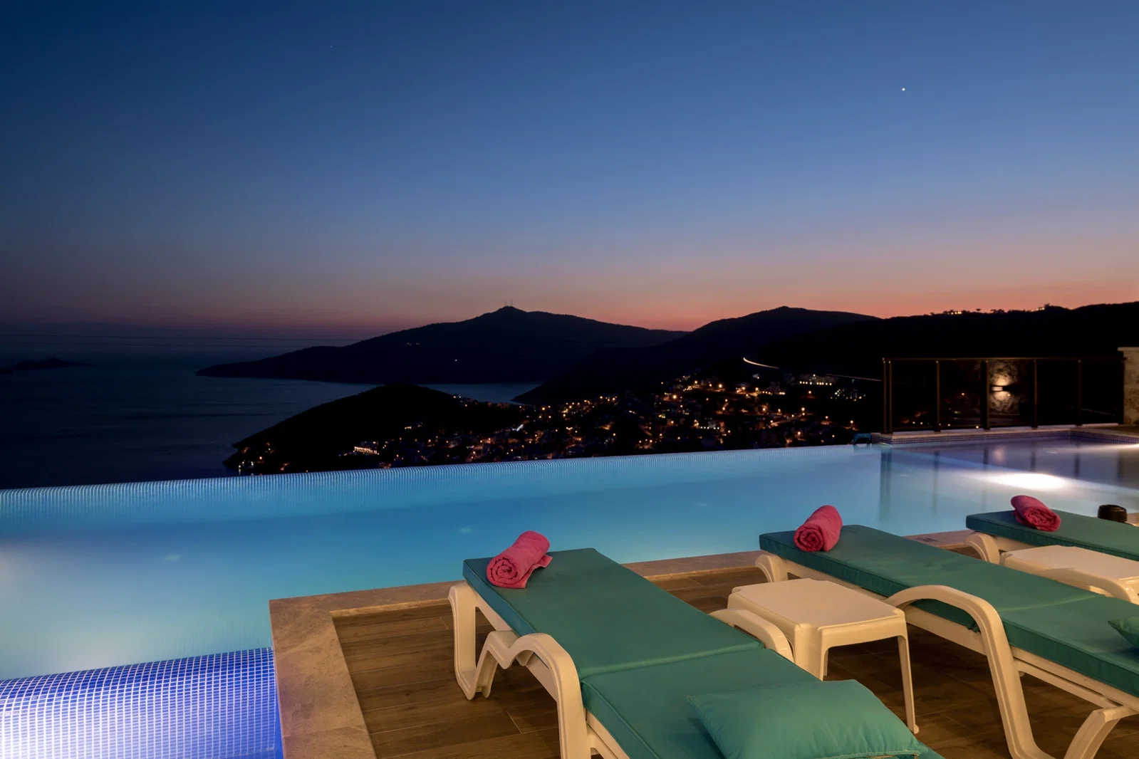Kalkan’da Deniz Manzaralı, Özel Havuzlu, 4 Yatak Odalı, Lüks Villa