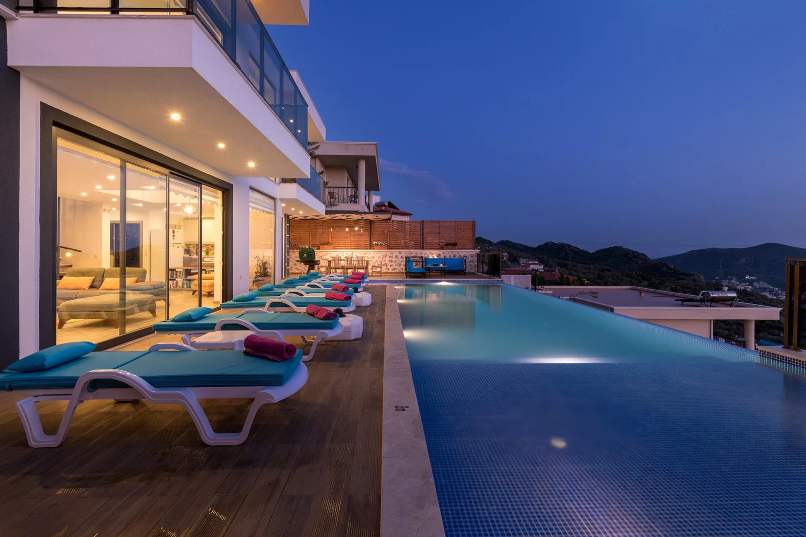 Kalkan’da Deniz Manzaralı, Özel Havuzlu, 4 Yatak Odalı, Lüks Villa