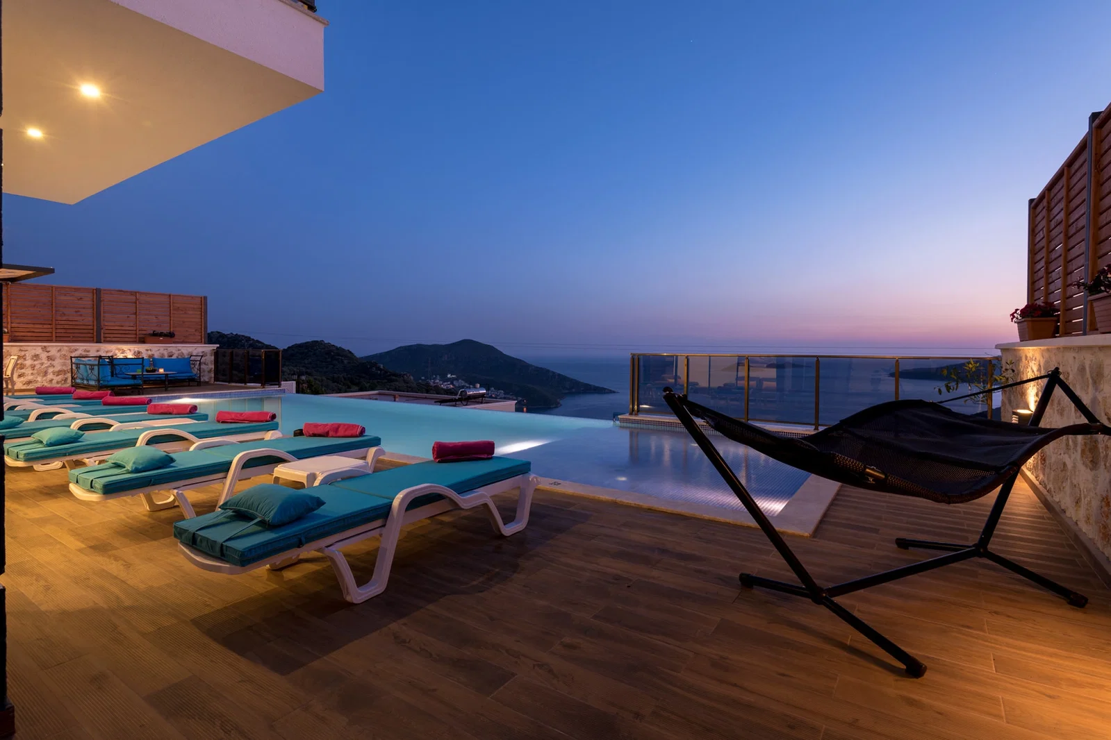 Kalkan’da Deniz Manzaralı, Özel Havuzlu, 4 Yatak Odalı, Lüks Villa