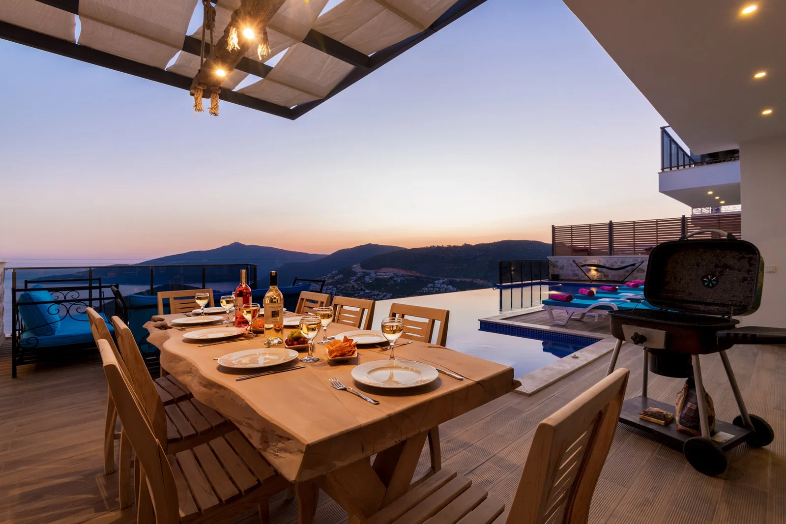 Kalkan’da Deniz Manzaralı, Özel Havuzlu, 4 Yatak Odalı, Lüks Villa