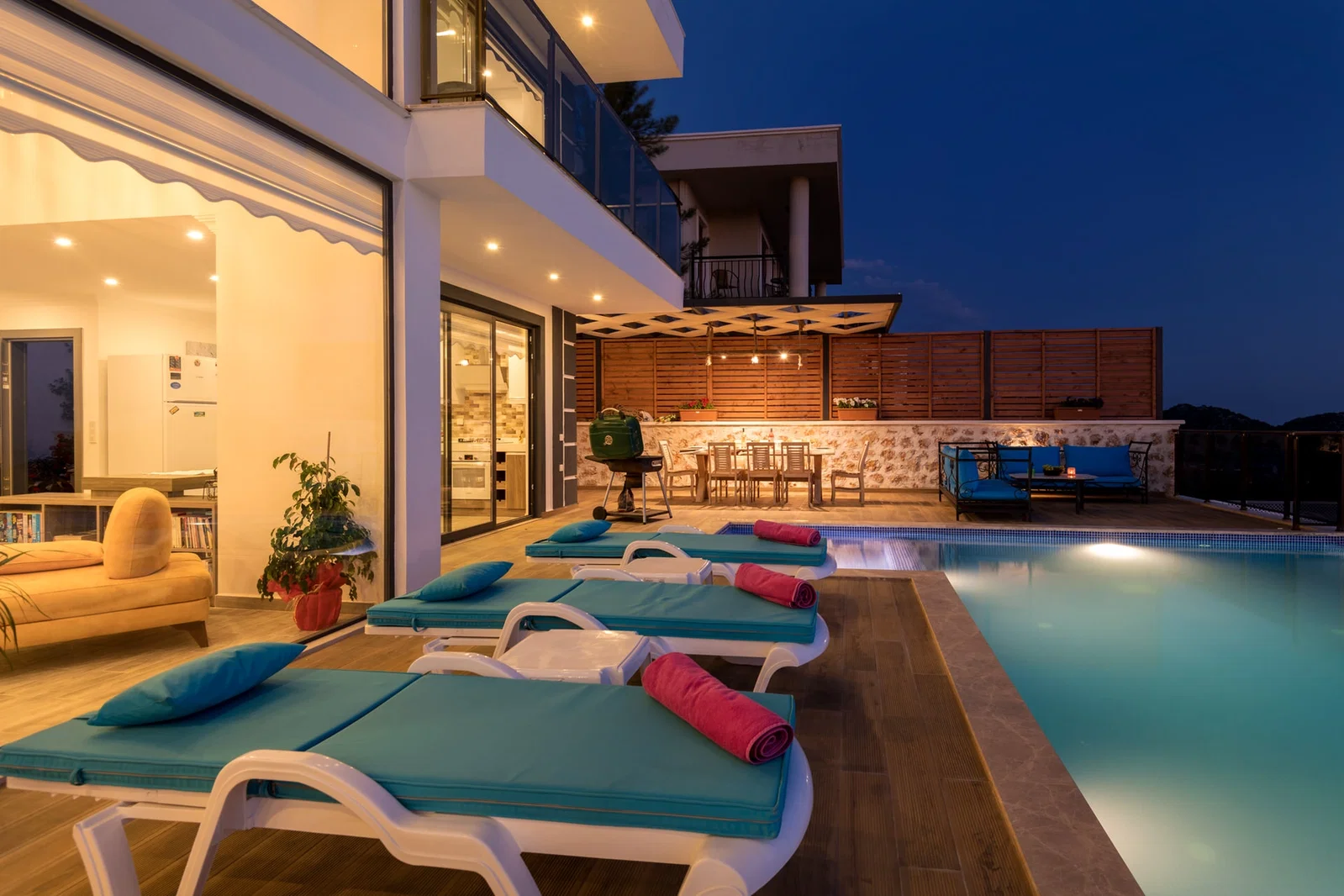 Kalkan’da Deniz Manzaralı, Özel Havuzlu, 4 Yatak Odalı, Lüks Villa