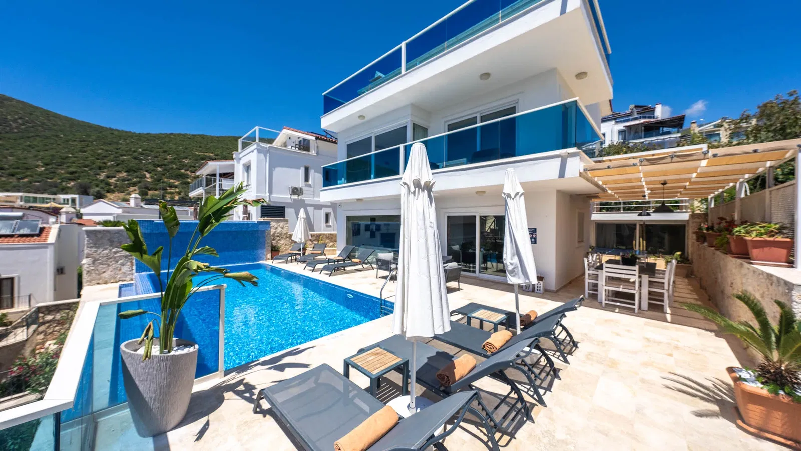 Kalkan’da jakuzili kiralık villa