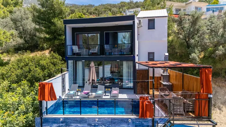 4 Kişilik Korunaklı Havuzlu Villa, Kalkan’da Huzurlu Bir Konumda