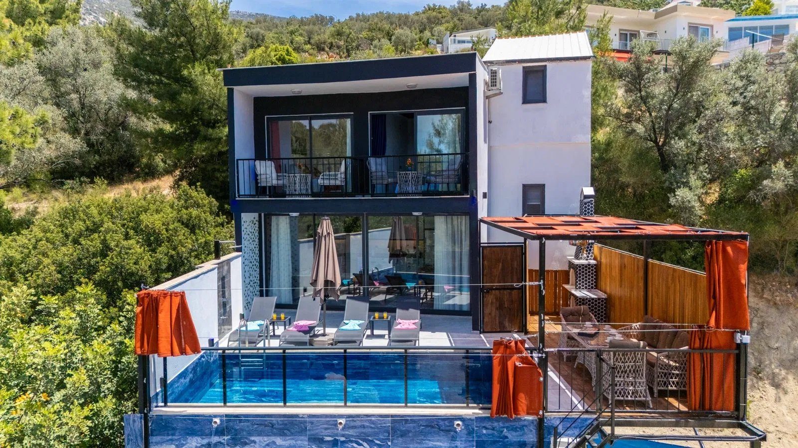 Kalkan’da korunaklı havuzlu kiralık villa