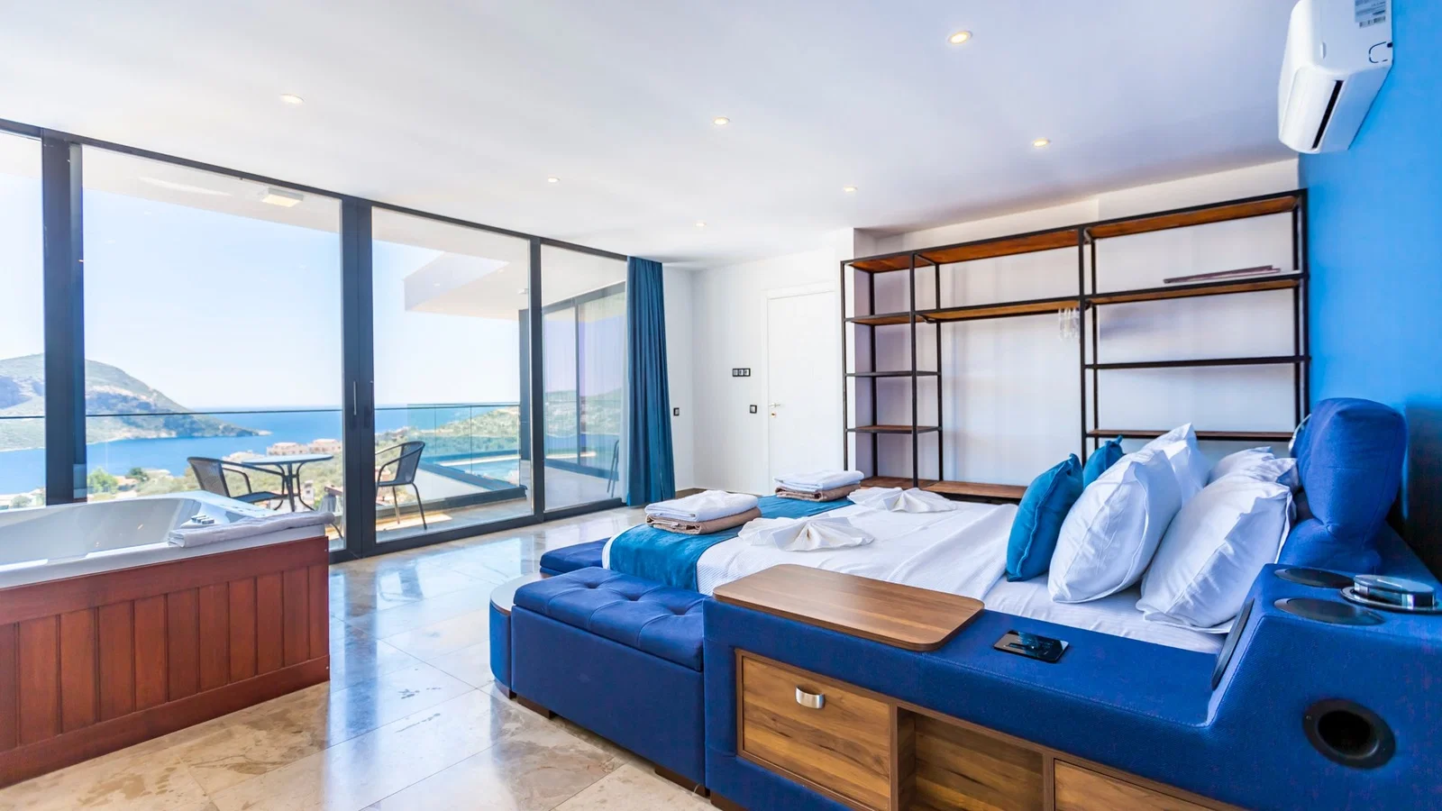Kalkan’da Merkeze Yakın, Isıtmalı Havuzlu, Jakuzili, Lüks Villa