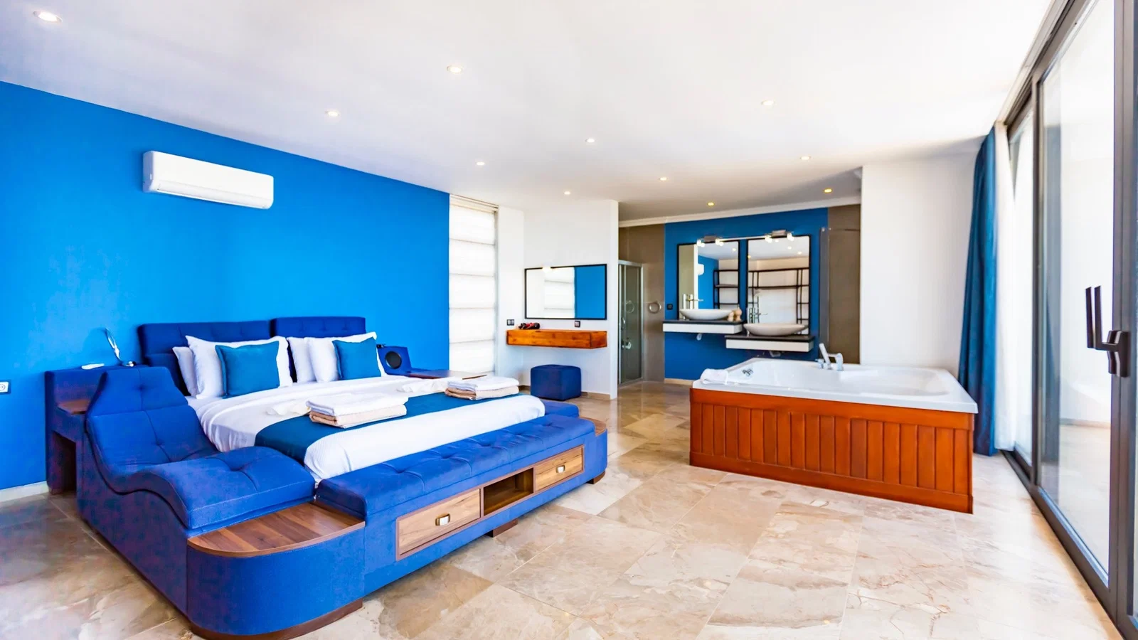 Kalkan’da Merkeze Yakın, Isıtmalı Havuzlu, Jakuzili, Lüks Villa
