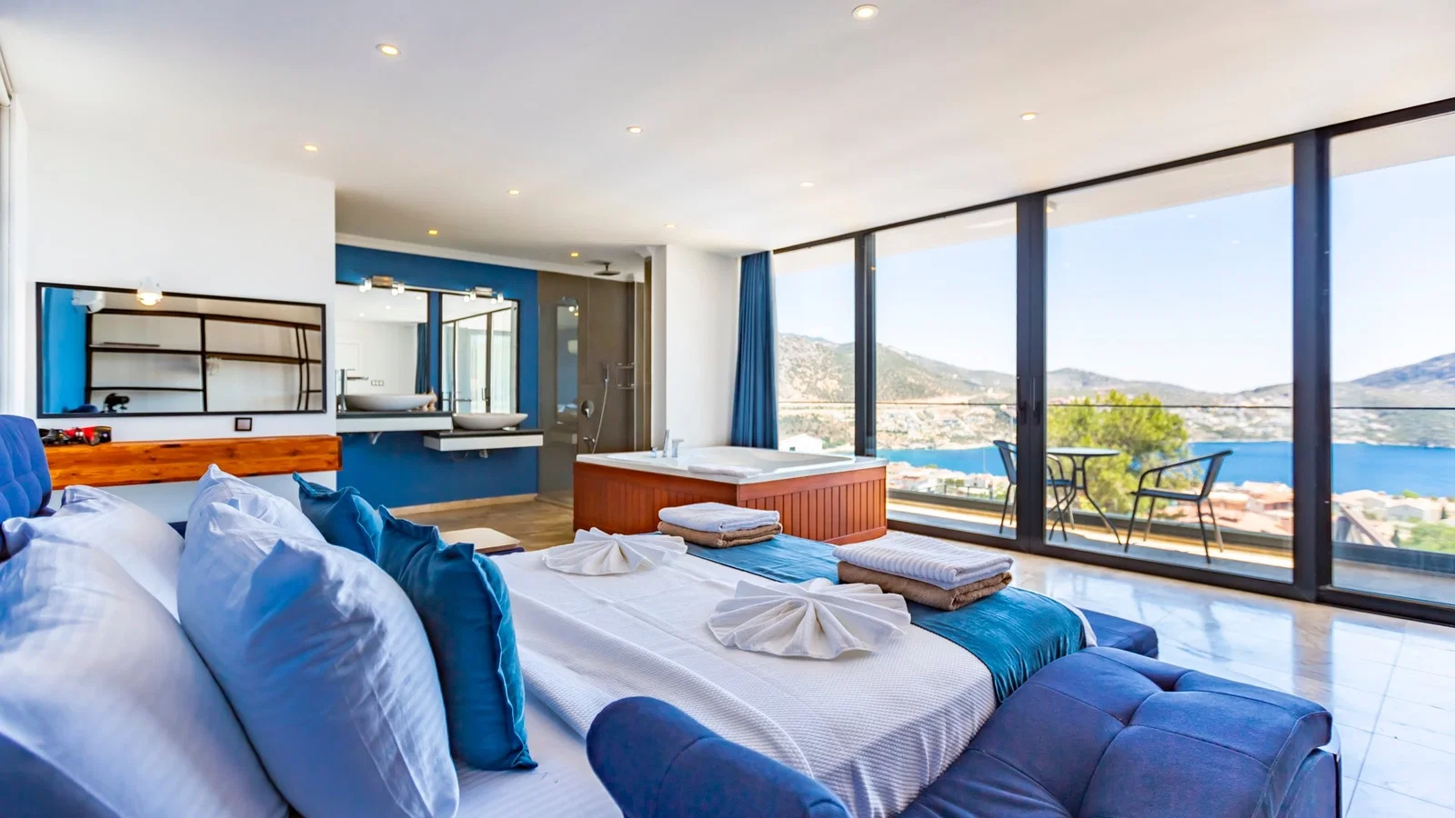 Kalkan’da Merkeze Yakın, Isıtmalı Havuzlu, Jakuzili, Lüks Villa